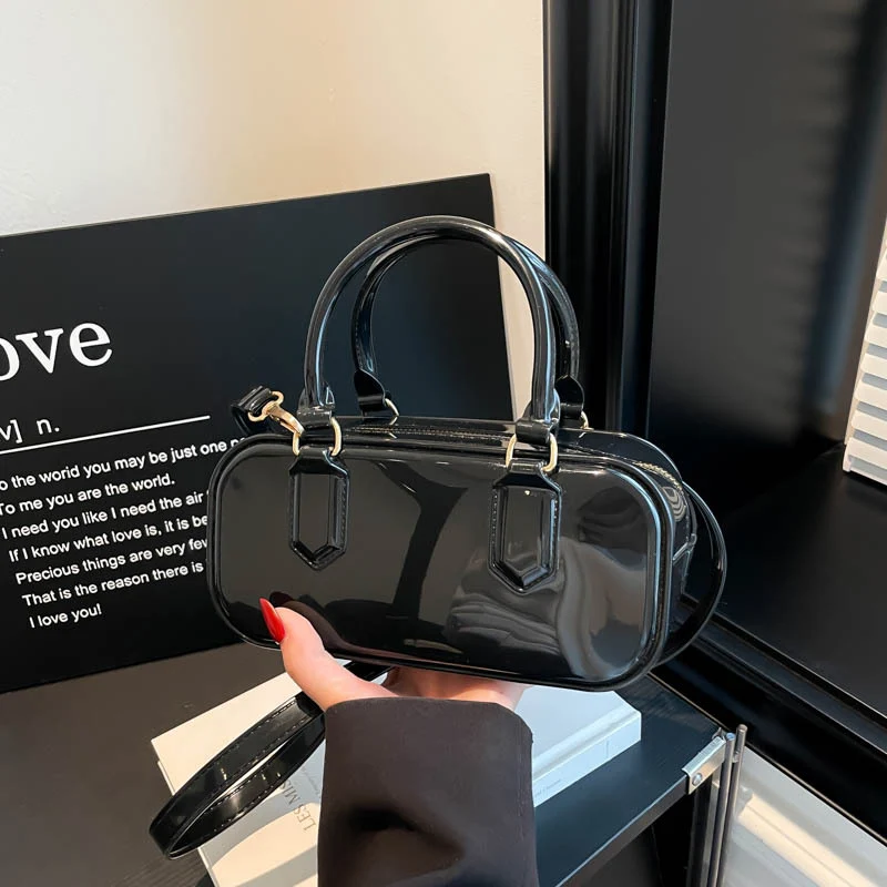 Glänzende patentierte Lederhandtasche