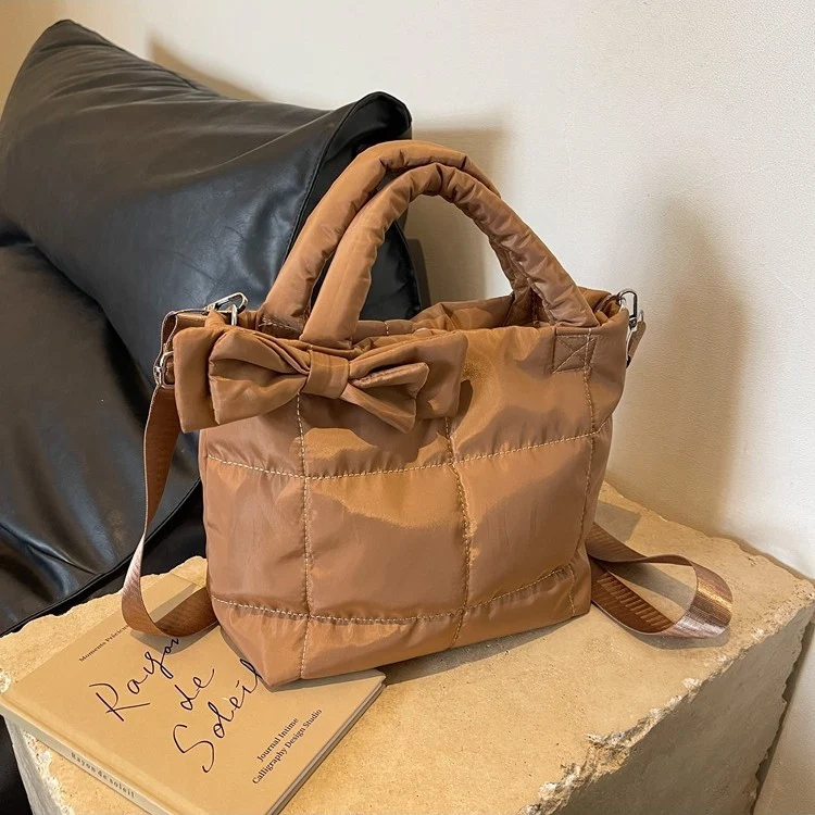 Modische Handtasche mit Schleifendetail