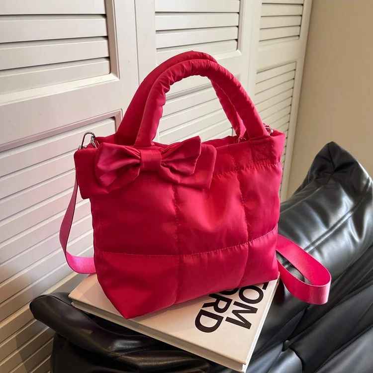 Modische Handtasche mit Schleifendetail