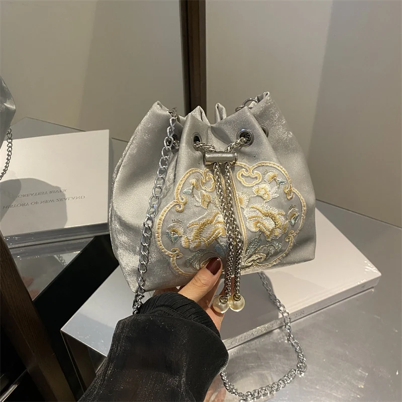 Bestickte Samt-Zughandtasche