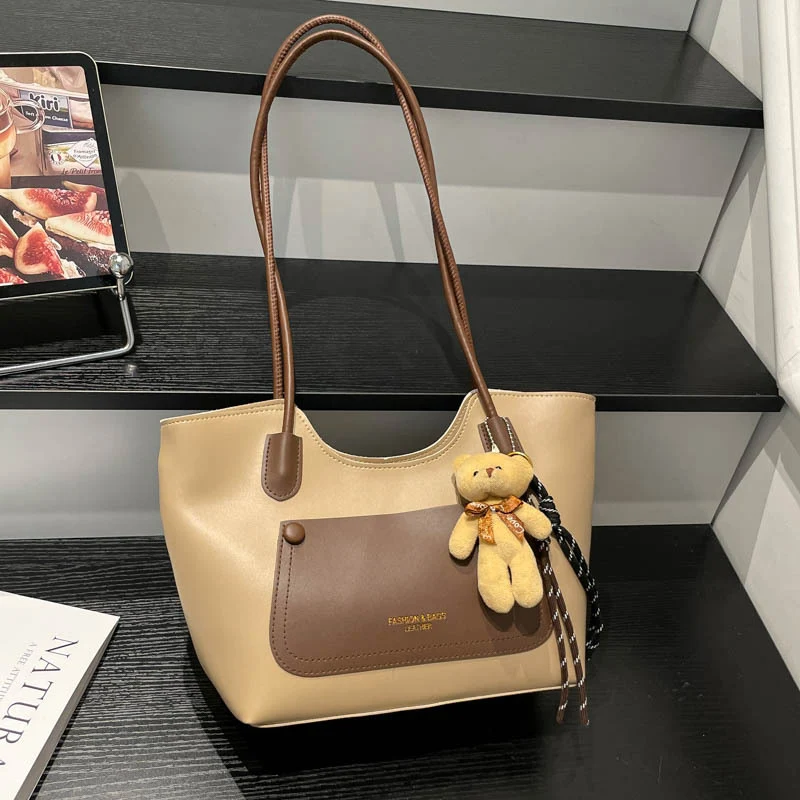 Elegante Tote Handtasche mit Plüsch-Schlüsselanhänger