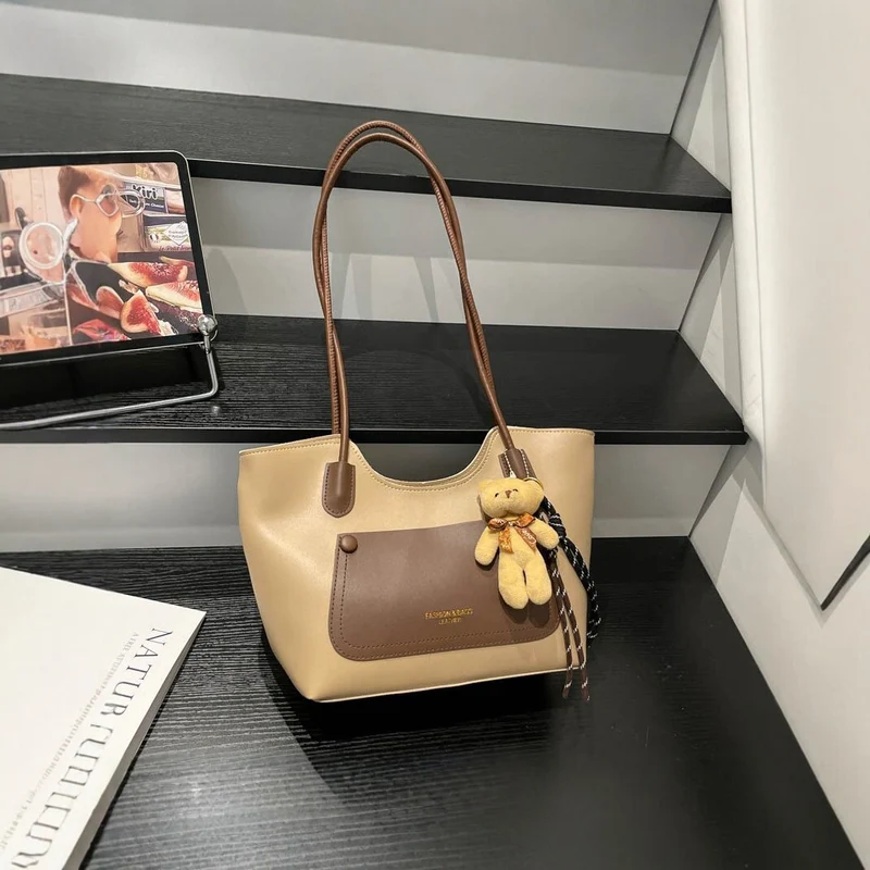 Elegante Tote Handtasche mit Plüsch-Schlüsselanhänger