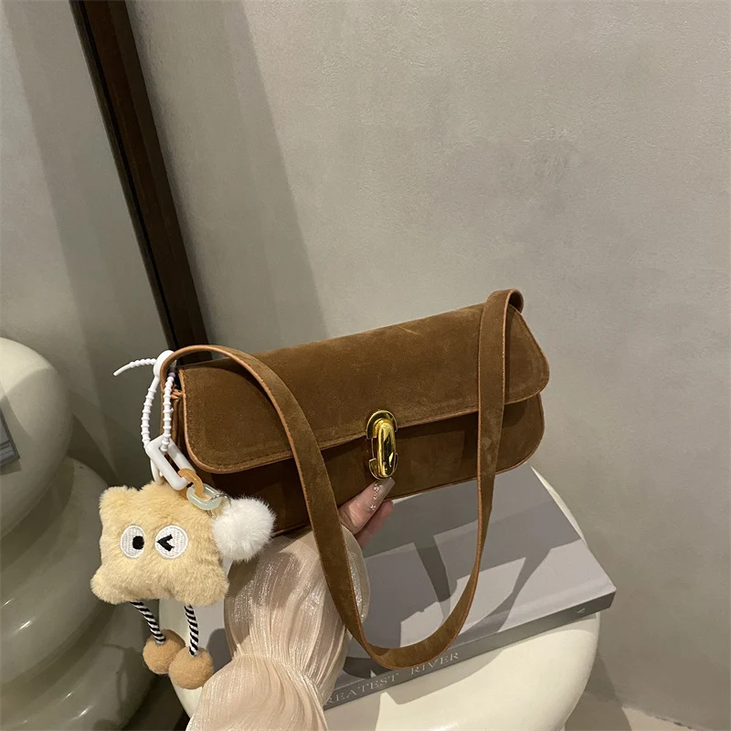 Elegante Wildleder-Handtasche mit verspieltem Schlüsselanhänger