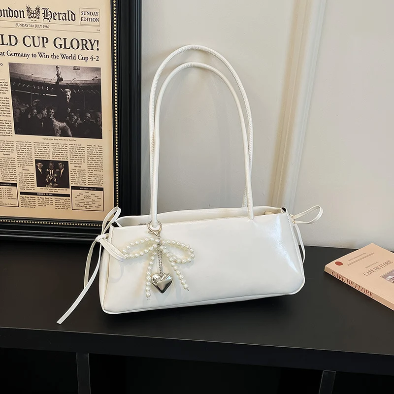 Elegant perlenverzierte Handtasche