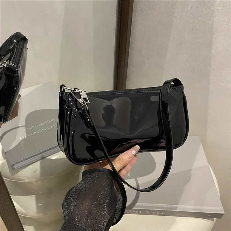Elegante Patentleder-Clutch