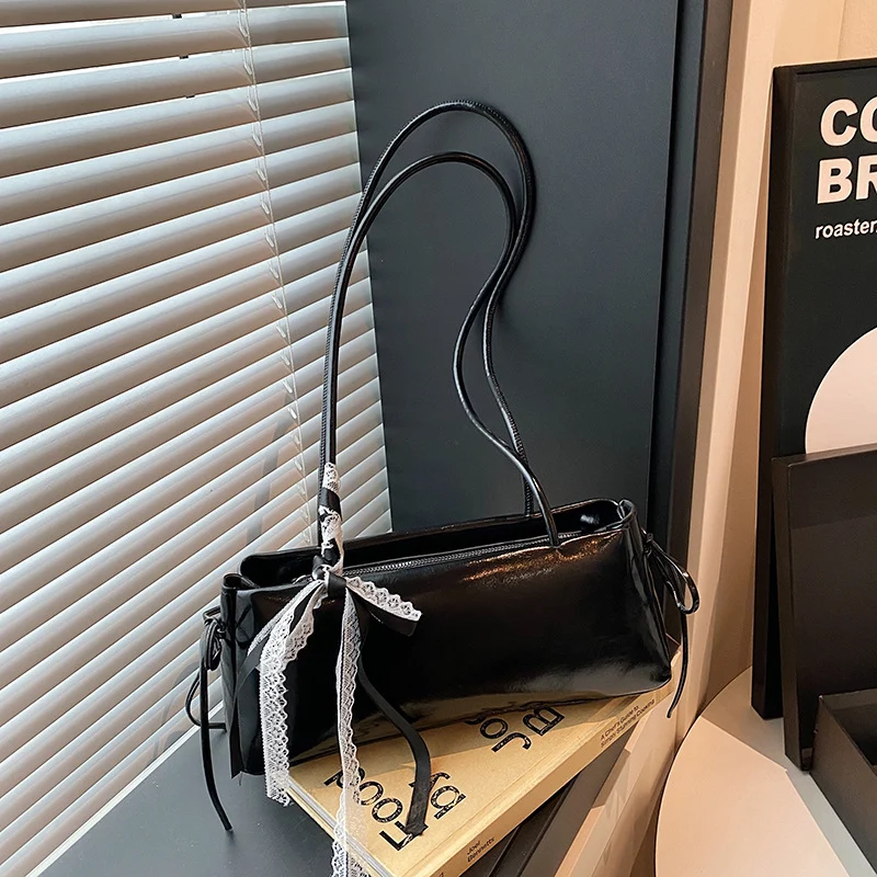Elegante handgefertigte Tasche mit Spitzenbesatz