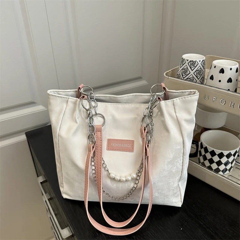 Elegante Handtasche mit Ketten-Detail