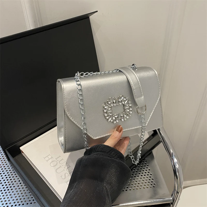 Elegante Handtasche mit Kettendetail für den Abend