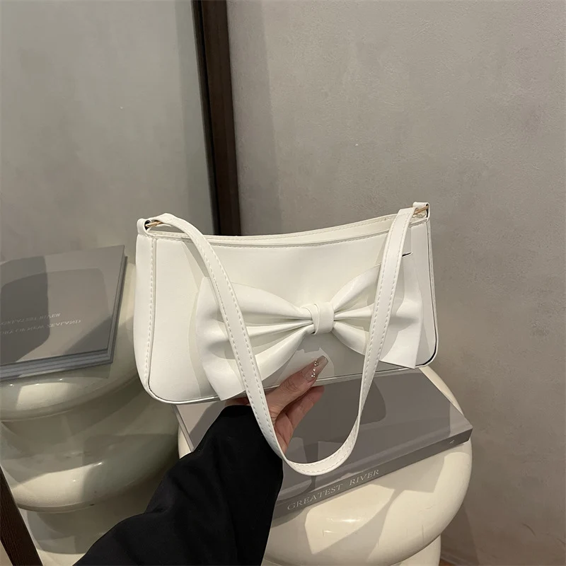 Elegante Clutch mit Schleifen-Detail für den Abend