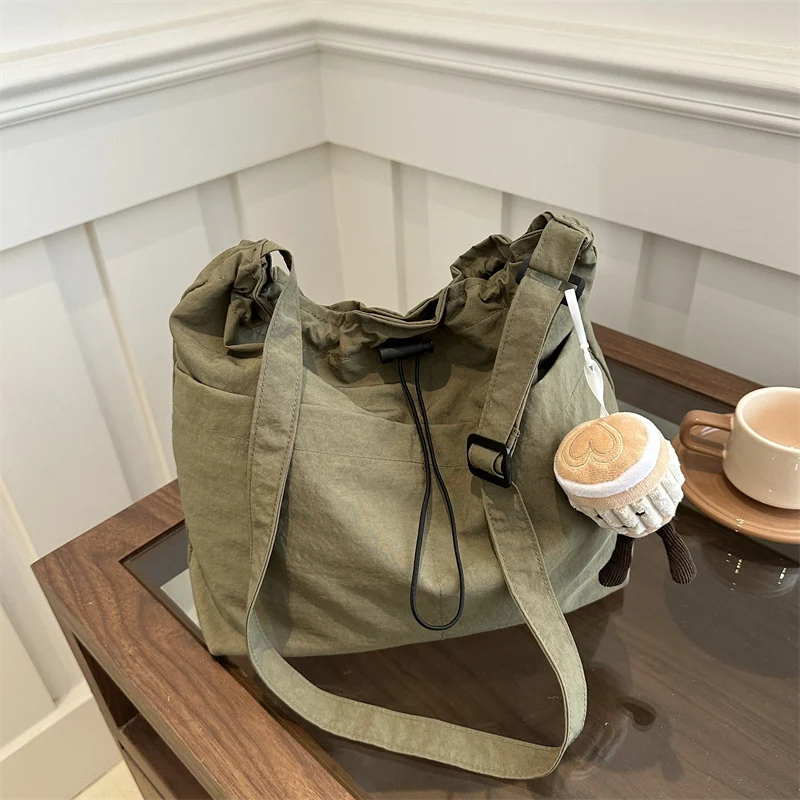 Legere Zugband-Schultertasche