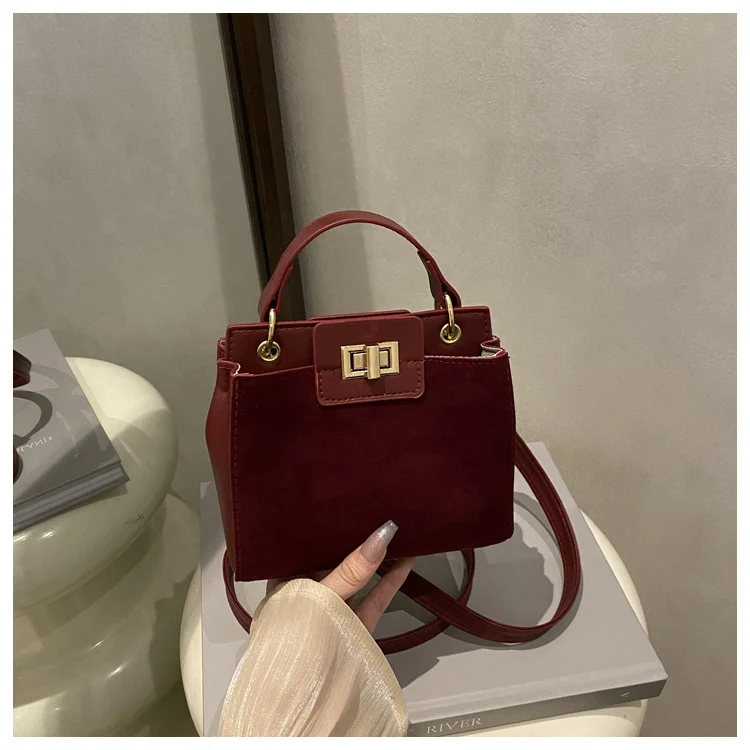 Strukturierte Mini-Satteltasche