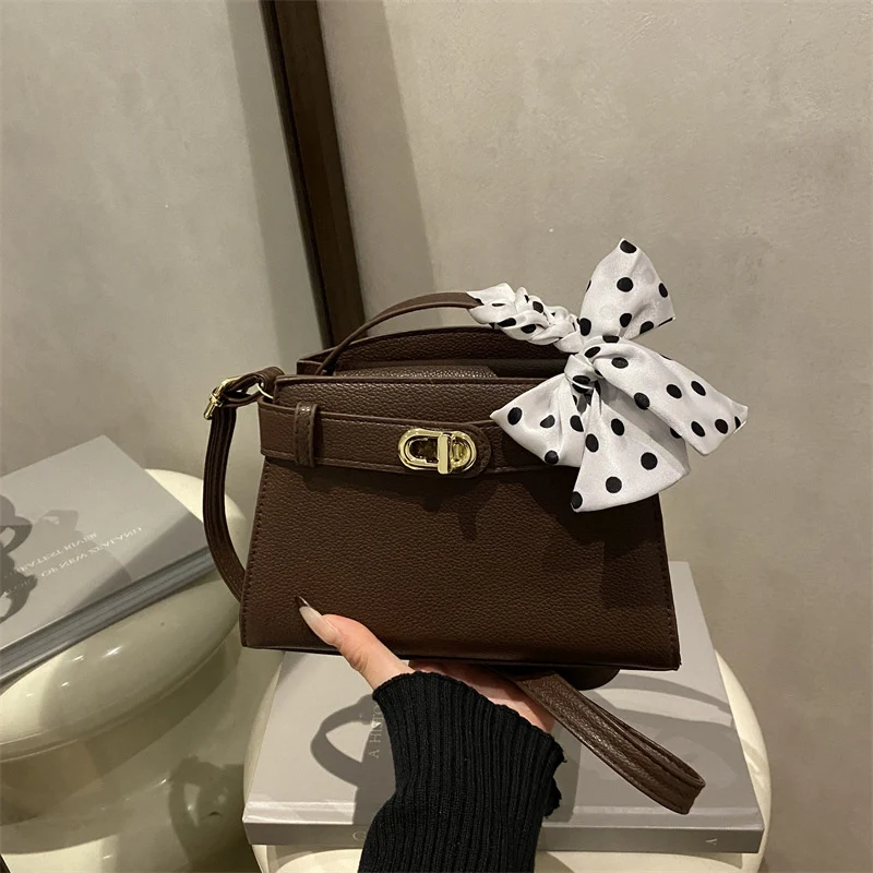 Strukturierte Handtasche mit dekorativem Bogen
