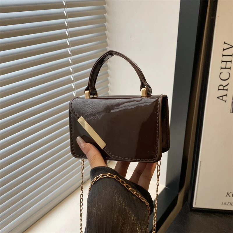 Elegante Handtasche aus patentiertem Leder