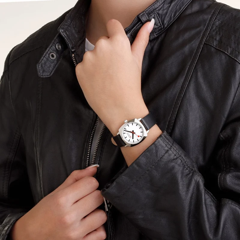 Mondaine Petite Cushion MSL.31110.LBV Damenuhr Schwarz • Saphirglas • Swiss Made