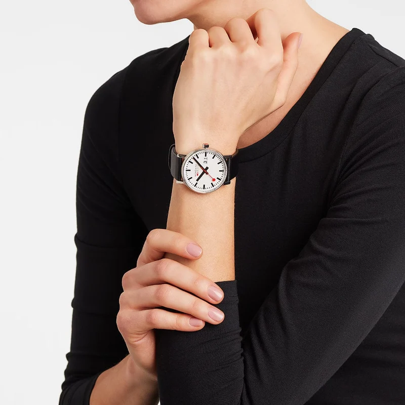 Mondaine evo2 MSE.40210.LBV Herrenuhr Schwarz • Saphirglas • Veganes Traubenlederarmband