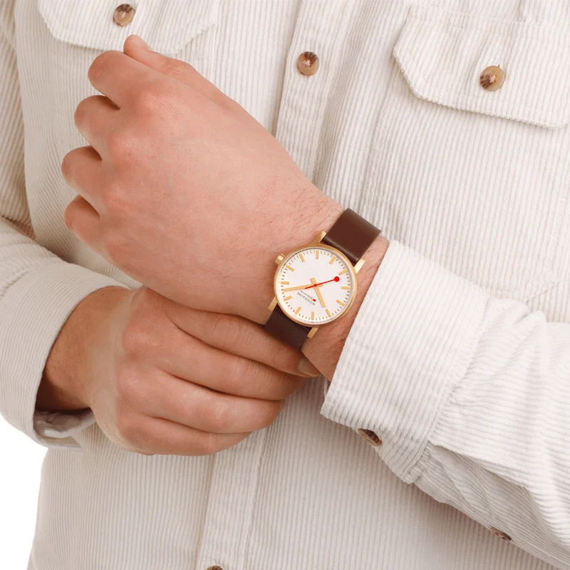 Mondaine evo2 MSE.40112.LGV Herrenuhr Braun • Saphirglas • Veganes Traubenleder