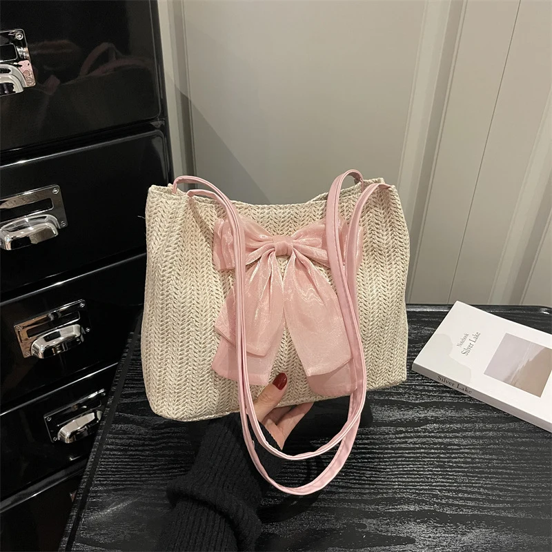 Schultertasche mit Schleifenverzierung