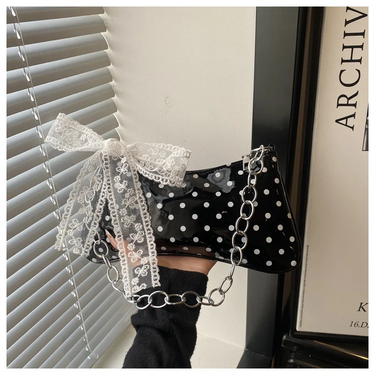 Charmante gepunktete Handtasche