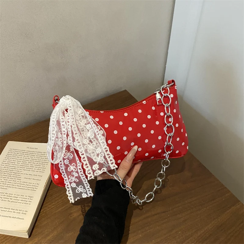 Charmante gepunktete Handtasche