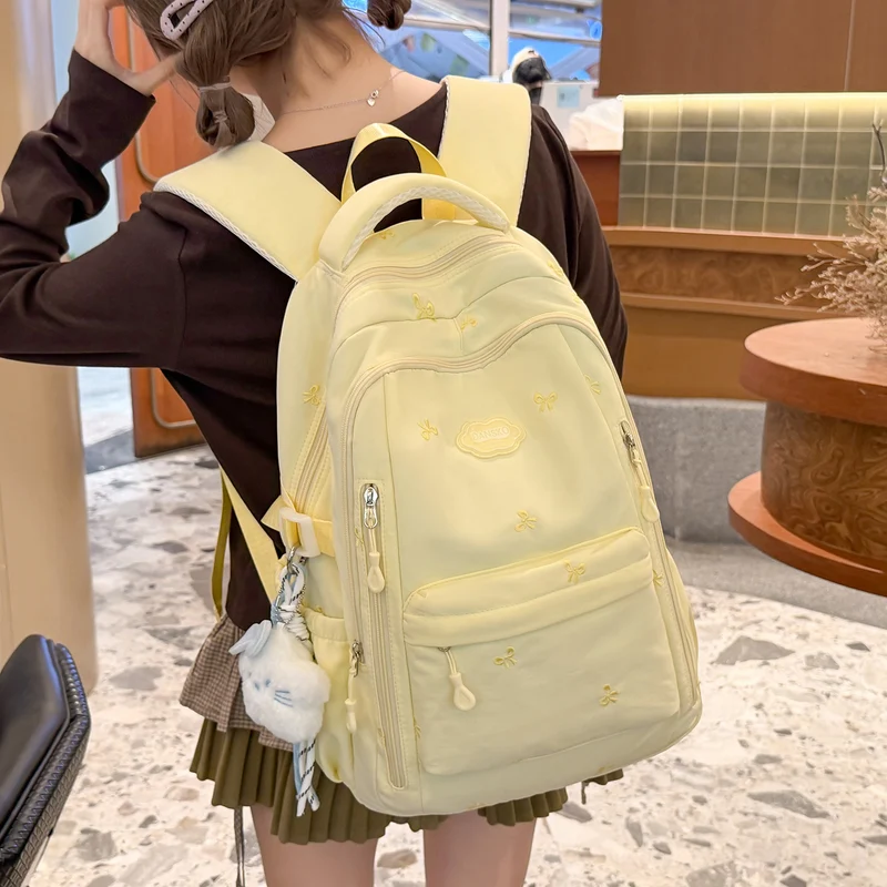 Blumenbestickter Rucksack Karnz