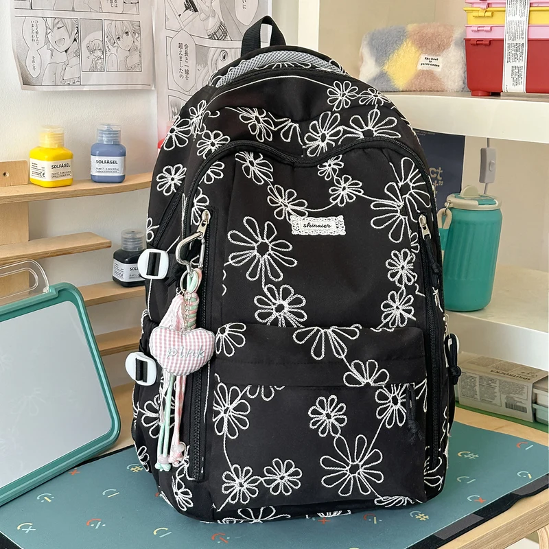 Bestickter Rucksack mit floralem Muster Karnz