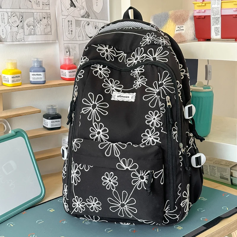 Bestickter Rucksack mit floralem Muster Karnz