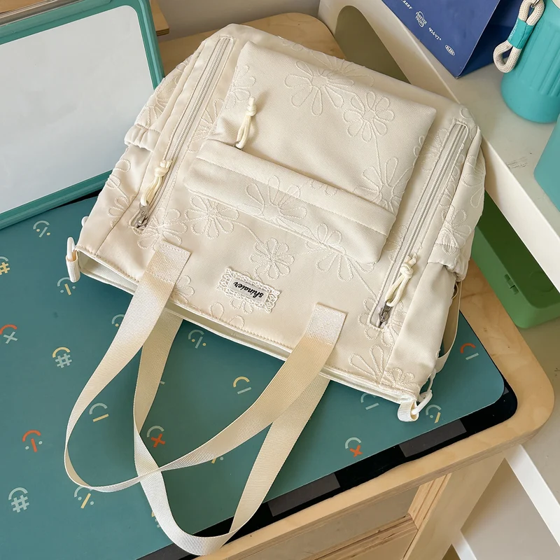 Bestickter Rucksack mit floralem Muster Karnz
