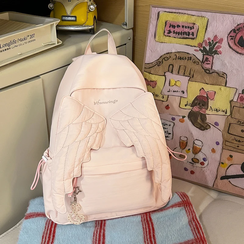 Niedlicher, flügelverzierter legerer Rucksack Karnz