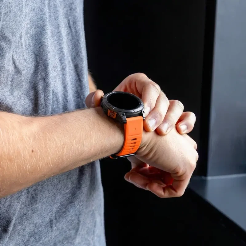 Garmin Fenix 9 - 47mm Sportarmband mit Schnalle (Orange/Schwarz)