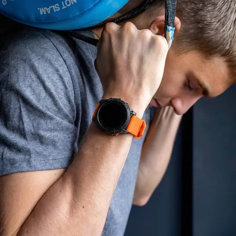 Garmin Fenix 9 - 47mm Sportarmband mit Schnalle (Orange/Schwarz)