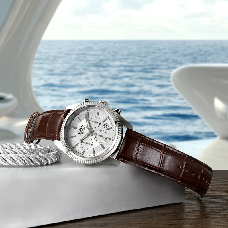 Lorus Classic RT305LX9 Herrenuhr Chronograph • Weißes Zifferblatt • Dunkles Lederband
