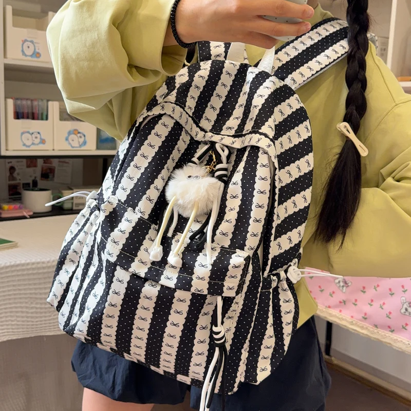 Süßer Rucksack mit Schleifenverzierung Karnz