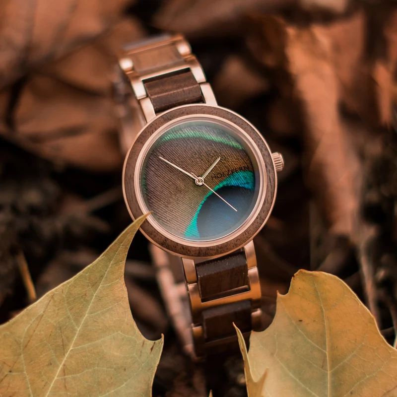 Holzkern Die Frohnatur (Walnuss/Pfauenfeder) • Pfauenfedern-Zifferblatt • Holz-Edelstahl-Armband