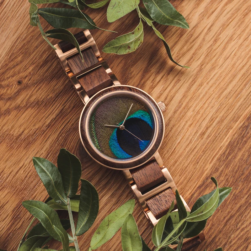 Holzkern Die Frohnatur (Walnuss/Pfauenfeder) • Pfauenfedern-Zifferblatt • Holz-Edelstahl-Armband
