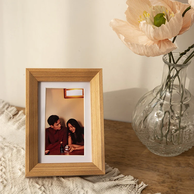 Eleganter Holzrahmen für Wanddisplay