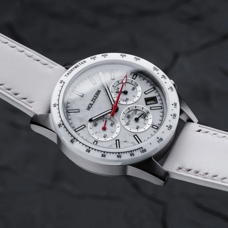 Holzkern Neverrest Herrenuhr Titan • Howlith-Zifferblatt • Saphirglas