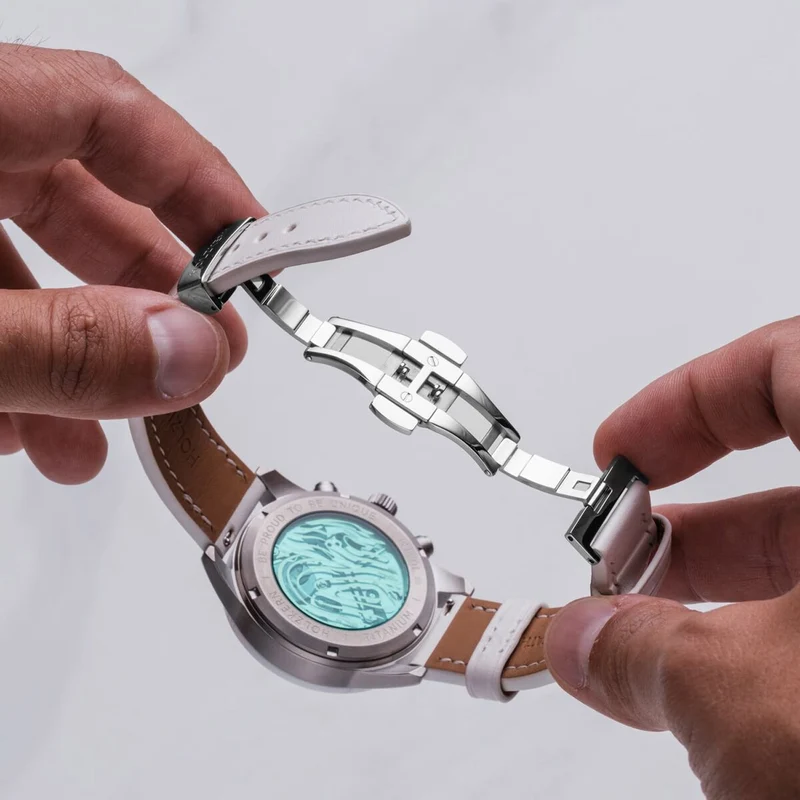 Holzkern Neverrest Herrenuhr Titan • Howlith-Zifferblatt • Saphirglas
