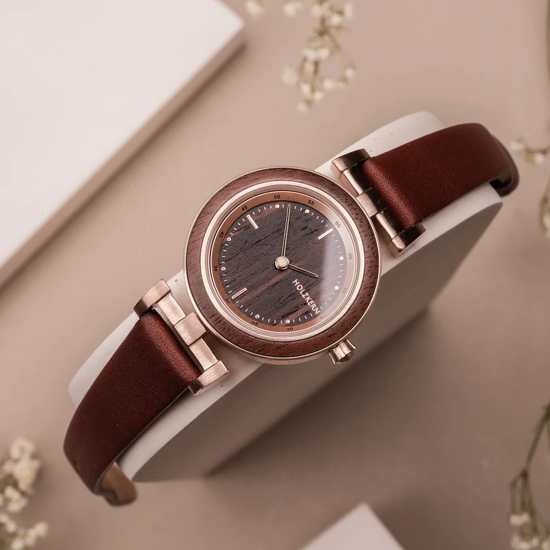 Holzkern Harriet Damenuhr Walnuss/Ahorn • Holzgehäuse & Roségold • Braunes Lederarmband