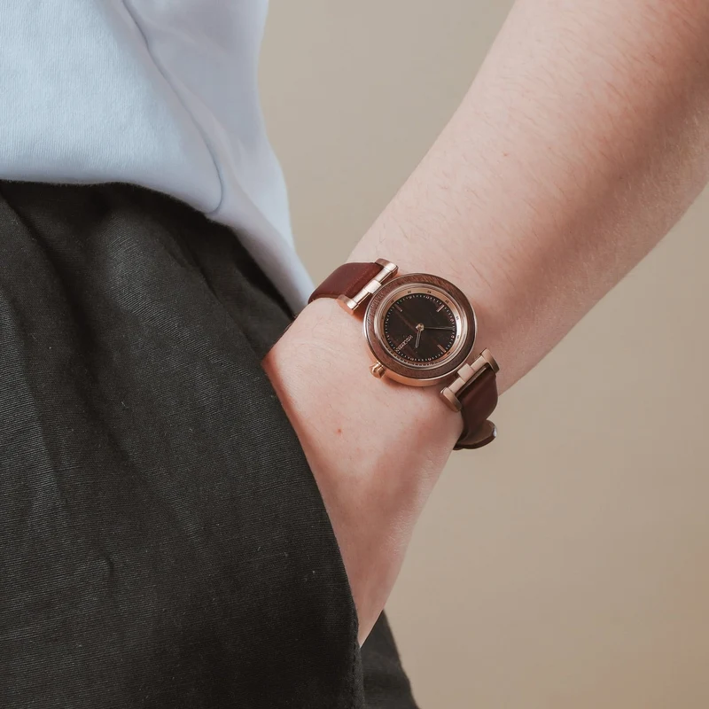 Holzkern Harriet Damenuhr Walnuss/Ahorn • Holzgehäuse & Roségold • Braunes Lederarmband