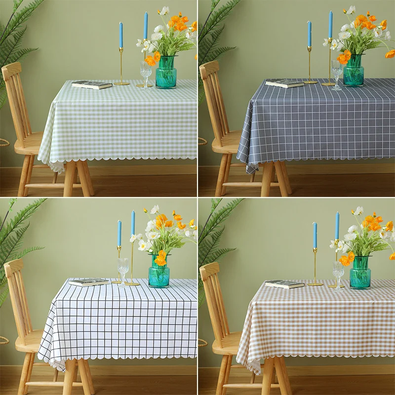 Runde abwaschbare Tischdecke mit feinem Karo‑Gittermuster und welligem Saum