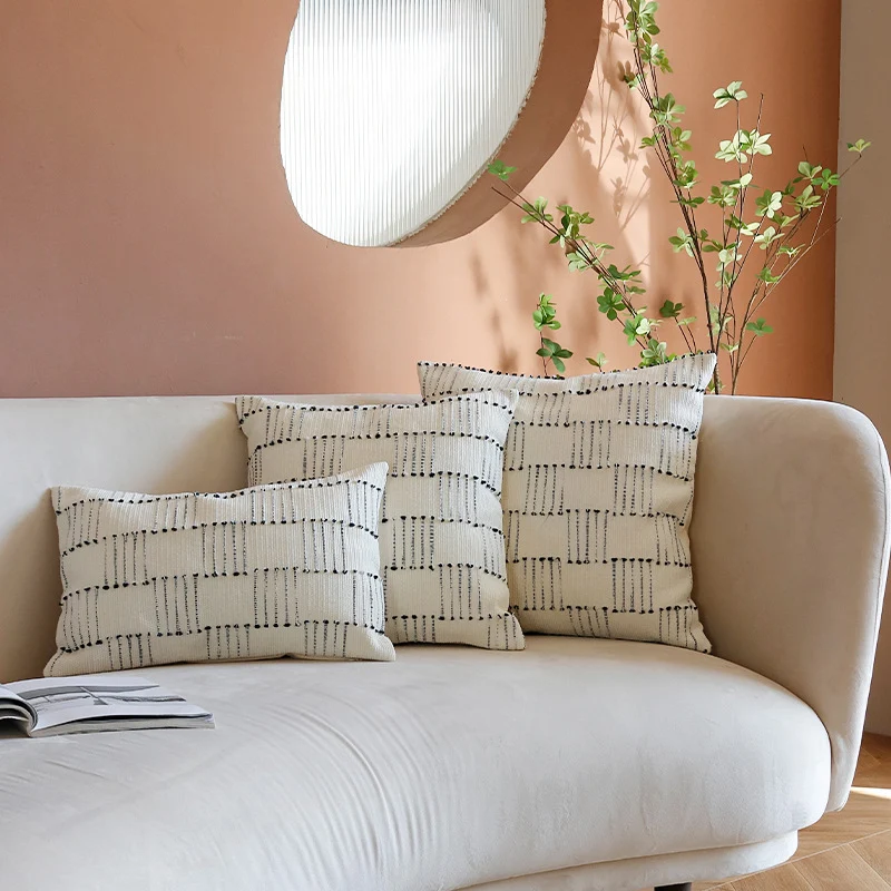 Struktur-Kissenbezug im Skandi-Design aus Baumwoll-Twill mit punktuierter Tuft-Verzierung