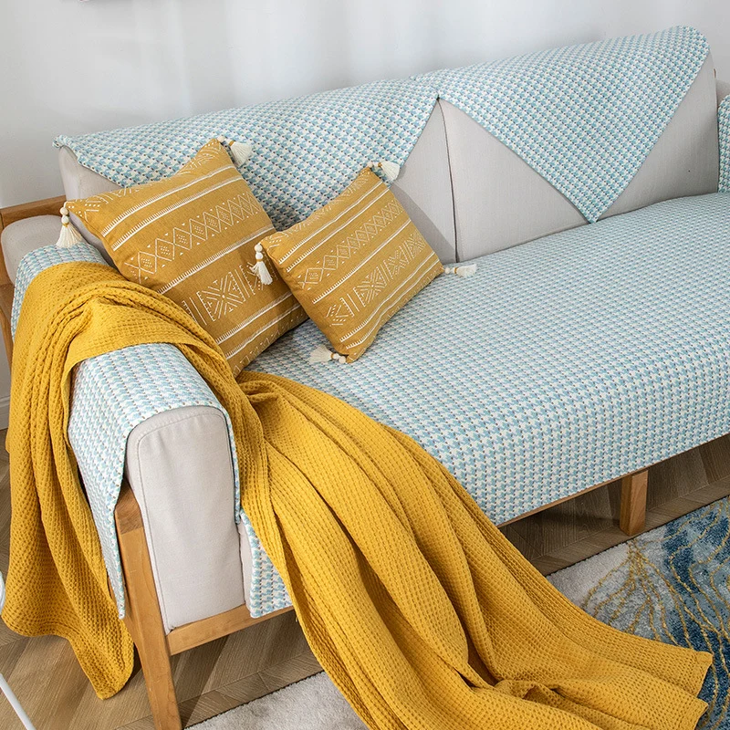Sofaüberwurf aus fein gewebter Jacquard-Mischfaser mit rutschfester Unterseite