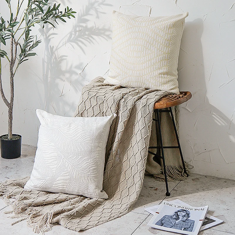 Quadratisches Sofa‑Zierkissen mit feiner gewebter Reliefstruktur und mittigem Kreisornament