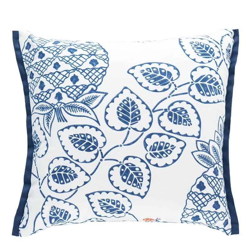 Quadratischer Zierkissenbezug mit botanischem Blattprint, Baumwoll‑Leinen‑Mix und kontrastierender Kederkante