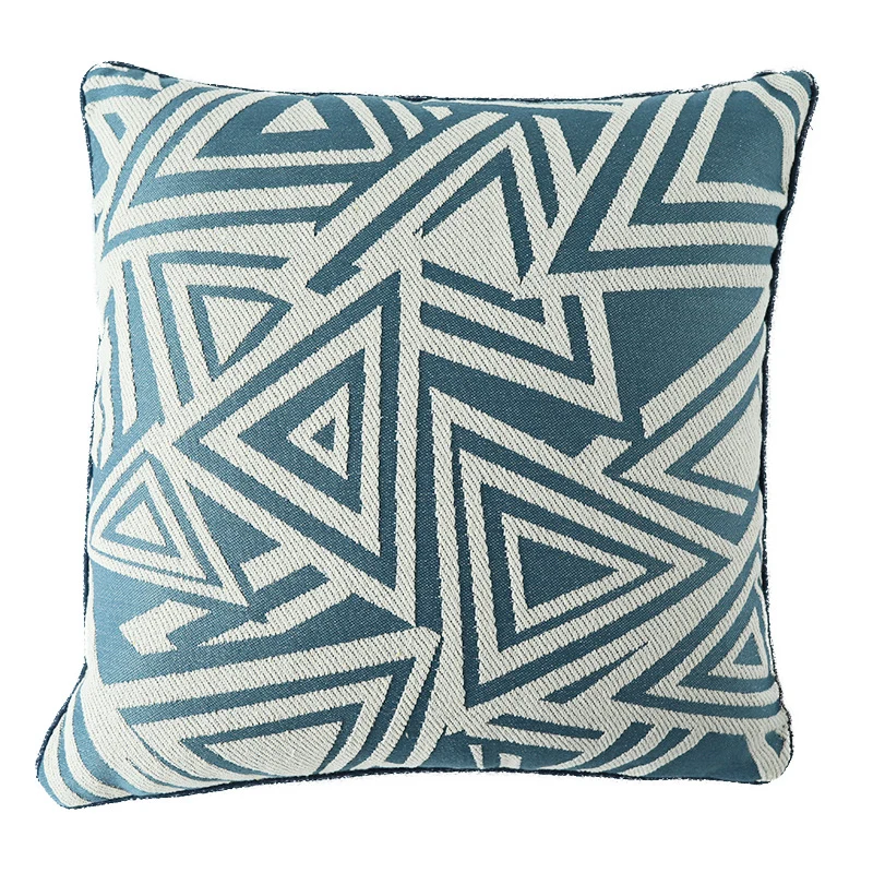Quadratischer Kissenbezug mit doppelseitigem Jacquard‑Dreiecksmotiv und Paspel