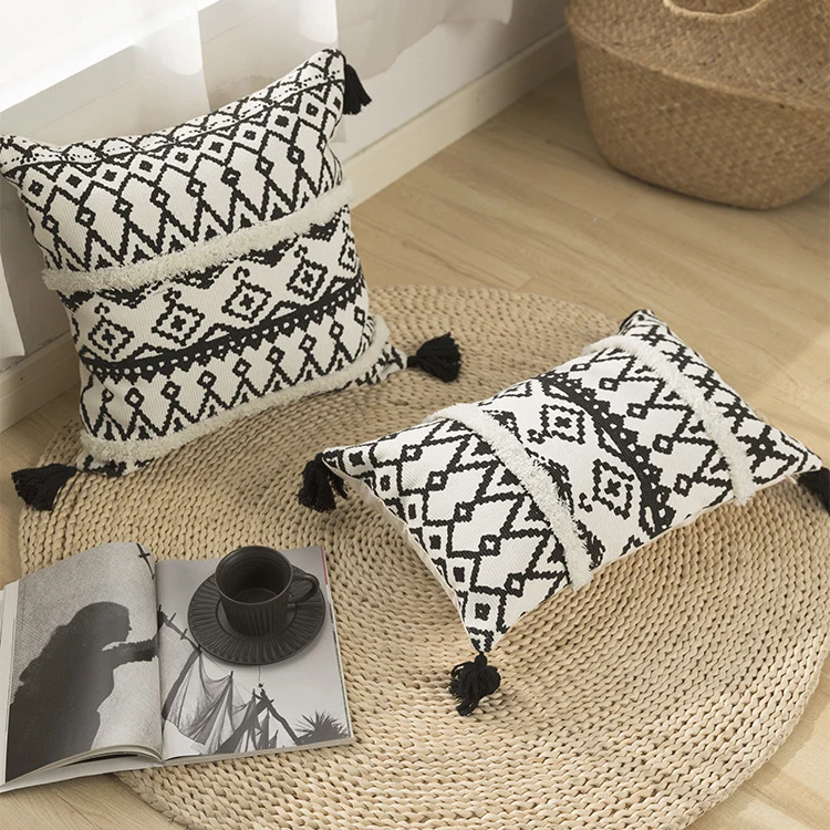 Quadratischer Kissenbezug im Boho-Ethno-Stil mit handtufteten Streifen und Eckquasten