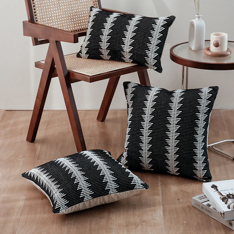 Quadratischer gewebter Zierkissenbezug im Tribal-Jacquard mit Bommel-Ecken