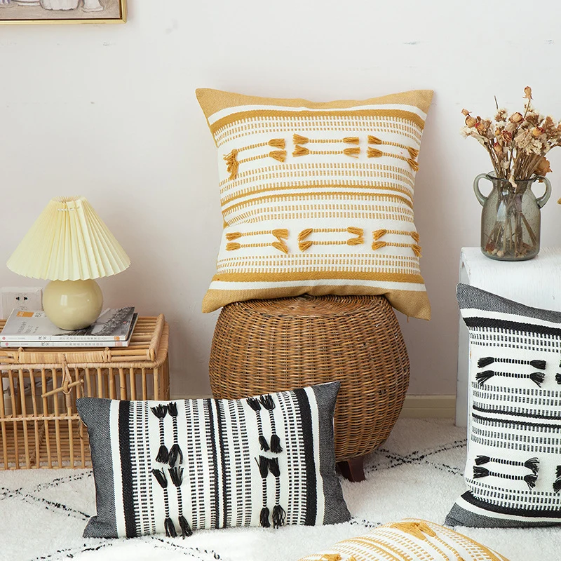 Handgewebter quadratischer Dekokissenbezug mit Tuft‑Applikationen und Boho‑Streifen