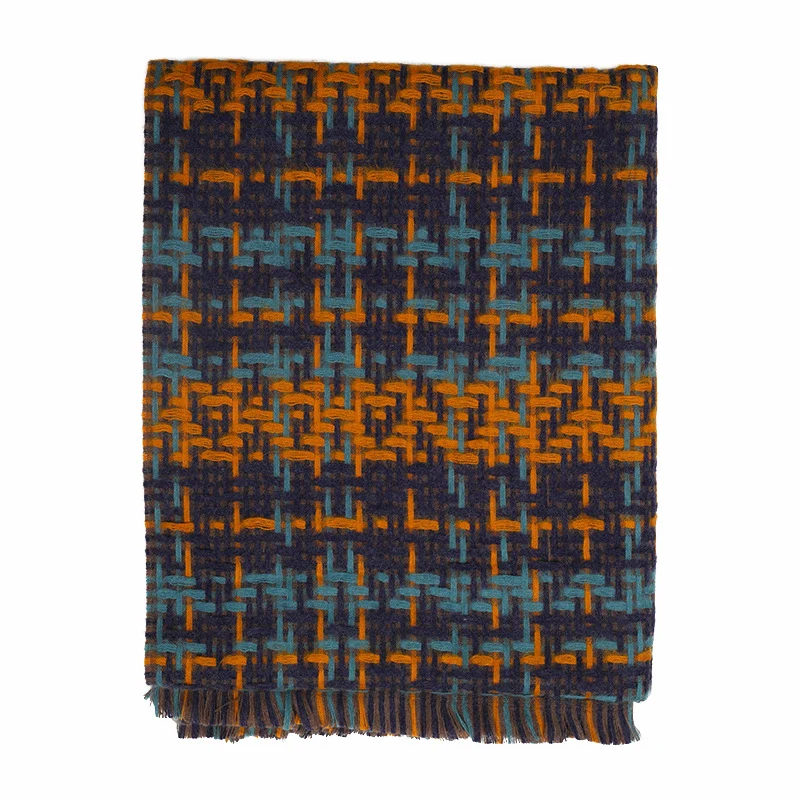 Grobgewebte Wohndecke mit Fischgrät‑Jacquard und langen Fransen