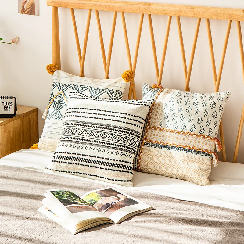 Quadratischer dekorativer Kissenbezug im Boho-Blockprint mit geflochtenen Quasten